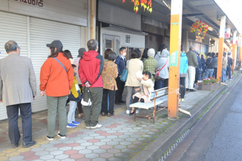 開店前から行列。並んでも購入できない人もあった＝鶴岡市内