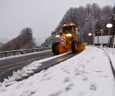 鶴岡側では今シーズン初となる除雪車の出動。早朝から除雪対応に当たった