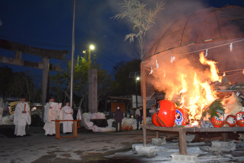 鶴岡市の荘内神社で小正月行事「どんど焼き祭」が行われた