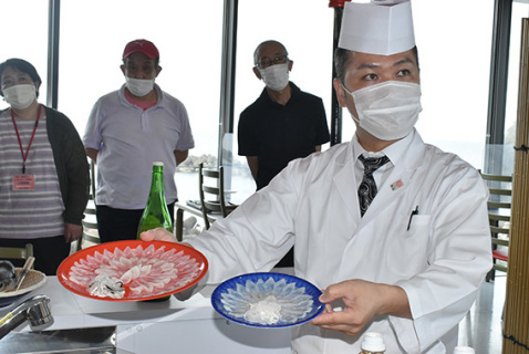 客への刺し身の提供方法を説明する須田料理長（右）