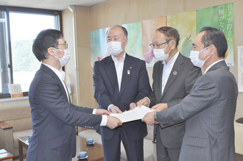 （右から）上野会長、加藤会頭、弦巻会頭の3人が東北公益文科大の早期公立化を求める要望書を県側へ手渡した