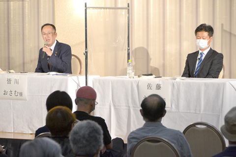 鶴岡市長選に立候補予定の皆川氏（左）と佐藤氏がそれぞれの政策をアピールした公開討論会