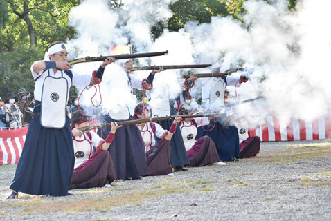 鶴岡公園北広場で、「荘内藩荻野流砲術隊」が迫力ある砲術の演武を披露した