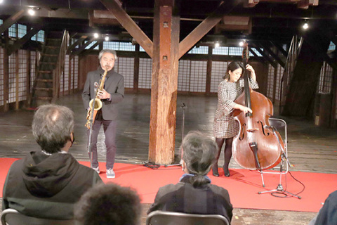 松ケ岡の5番蚕室でジャズライブを行う松本さん（左）と若林さん 