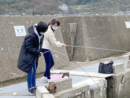 白山島の海洋釣り堀で釣りを体験するツアー参加者＝10月30日