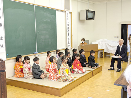 大きな声で論語を披露する三瀬保育園の年長児