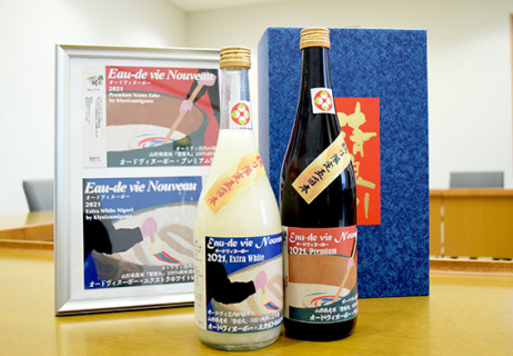 今年3月から販売する純米エクストラホワイト純米にごり酒（左）とプレミアム純米生酒