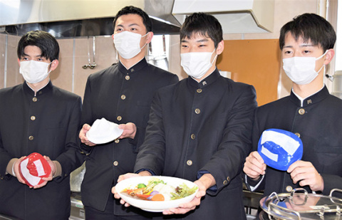 鳥海山型ライス型で盛ったご飯で仕上げた遊佐カレーを披露する酒田光陵高生たち