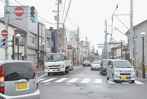 ６月中旬をめどに約半世紀ぶりに一方通行規制が解除され、対面通行に切り替わる南銀座通り（南端の交差点付近）