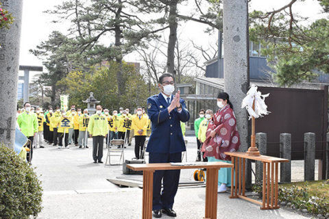 玉串をささげ交通安全を祈願する高山鶴岡署長＝鶴岡地区