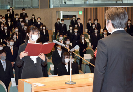 学部新入生を代表し決意を述べる伊藤さん（左）