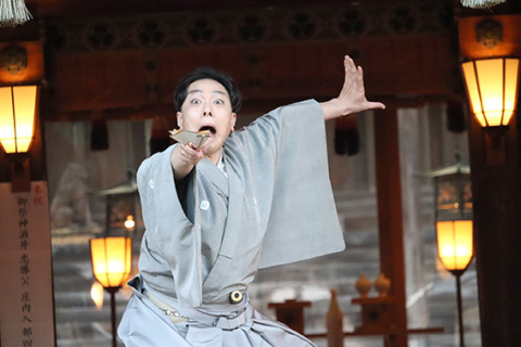 荘内神社で迫力のある演技を披露する中村さん