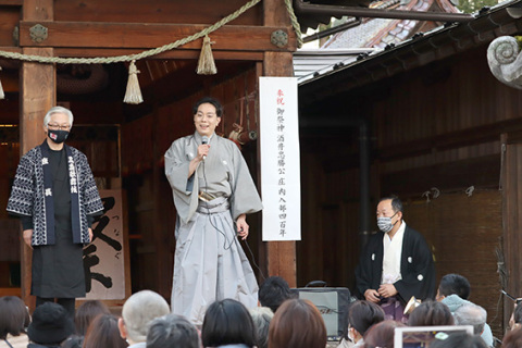 社殿で舞台あいさつする中村さん