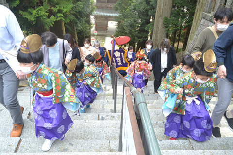 寳寺春の大祭で行われた稚児行列