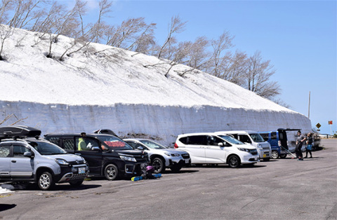 県境付近の駐車帯は開通と同時に訪れたスキー客の車でいっぱいになった