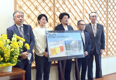 丸山市長（右）にプロジェクト始動を報告する（左から）池田さん、堀さん、勝田さん、安藤さん＝4月26日