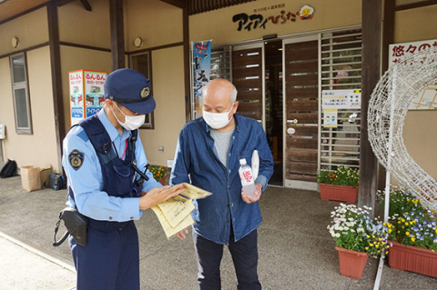 入浴客らにクマの被害防止を呼び掛けた