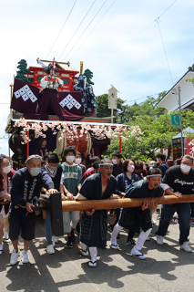 3年ぶりに登場した「からぐり」。保存会のメンバーが「尾浦の館」から駐車場まで引いた