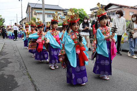 きらびやかな衣装で花まつりの稚児行列を繰り広げた園児たち