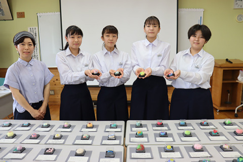 候補4作品を手にする生徒たち。左から和菓子職人の後藤さん、世徠さん、芽郁さん、智乃さん、夏音さん