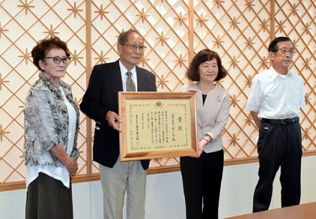 矢口副市長（左から3人目）に受賞を報告する三浦会長（同2人目）＝20日