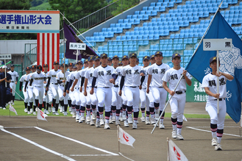 球児たちの夏が開幕。熱戦を前に各校のナインが堂々と入場行進した