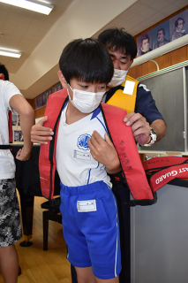 ライフジャケットの着用を体験する子どもたち