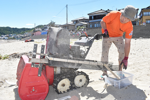 今年完成したマイクロプラスチック回収機がお披露目された