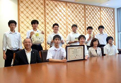 酒田東高チーム酒田市役所を訪問し結果を報告＝11日