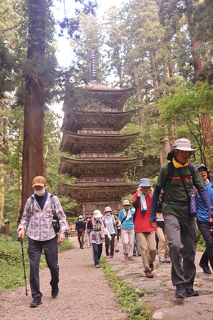 国宝羽黒山国宝五重塔を背に石段を歩く参加者