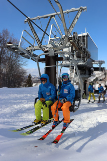 湯殿山スキー学校のメンバーらが新リフトに乗って初滑り