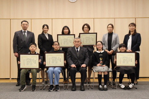 「荘日賞」を手に笑顔の受賞者ら