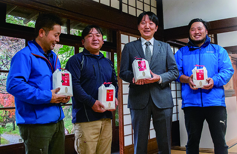 鶴岡ファーマーズのメンバーと酒井さん（右から２人目）