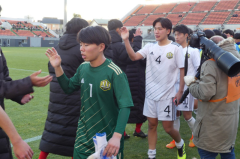 試合後、相手選手とハイタッチを交わしたがＧＫ梅野、ＤＦ高橋も無念の表情を隠せない