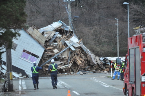 裏山の土砂が崩れ、倒壊した建物＝31日午前7時過ぎ