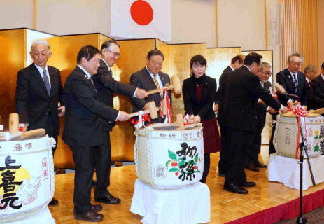 鏡開きや乾杯で新年を祝った酒田の新年賀詞交換会