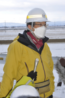 報道陣の取材に答える八木氏