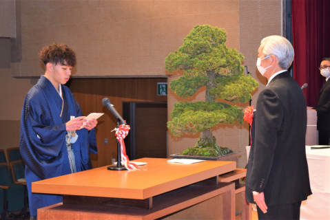 参加者を代表して松田さん（左）が謝辞を述べた＝遊佐町生涯学習センター