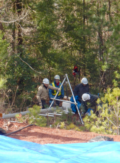 地表の動きを観測する伸縮計が斜面に設置された＝県庄内総合支庁提供