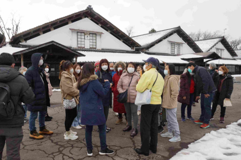 山居倉庫を見学するタイからのツアー客＝17日