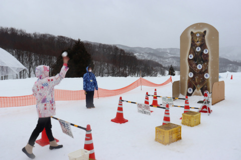 巨大熊に見立てた雪玉ストラックアウトに挑戦