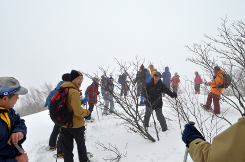 鳳来山頂上付近は約3メートルの積雪。その上で一休みする参加者たち