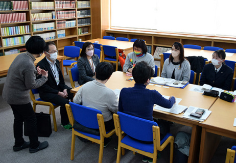 市職員と当事者、生徒が意見交換し制度の在り方について考察＝21日、酒田光陵高