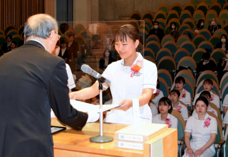 齊藤学校長（左）から卒業証書を受ける11回生