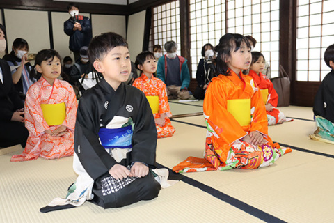 保護者の前で1年間の素読の成果を発表する園児たち