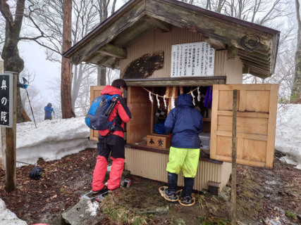 山頂の薬師神社奥の院で参拝