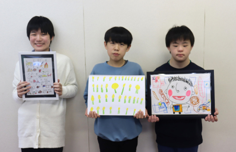 入選した作品を持つ3人。左から門村さん、佐藤さん、三谷さん