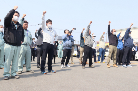 県議選が31日告示され、庄内3選挙区の各候補者が選挙戦の第一声。支持者が「頑張ろう」コールで気勢を上げた＝鶴岡市内