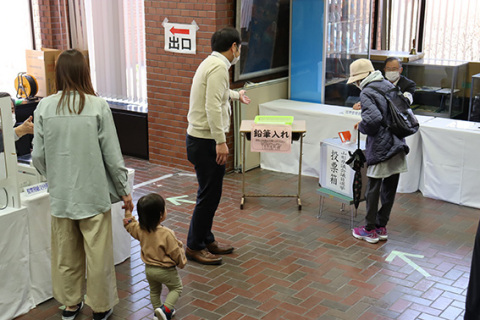 県議選の期日前投票が始まった＝ 1 日午前、鶴岡市役所