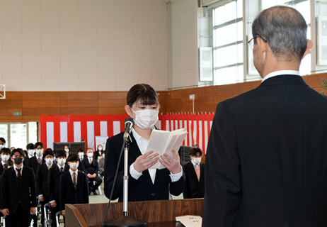 佐藤校長に対し、誓いの言葉を述べる佐藤さん（中央）